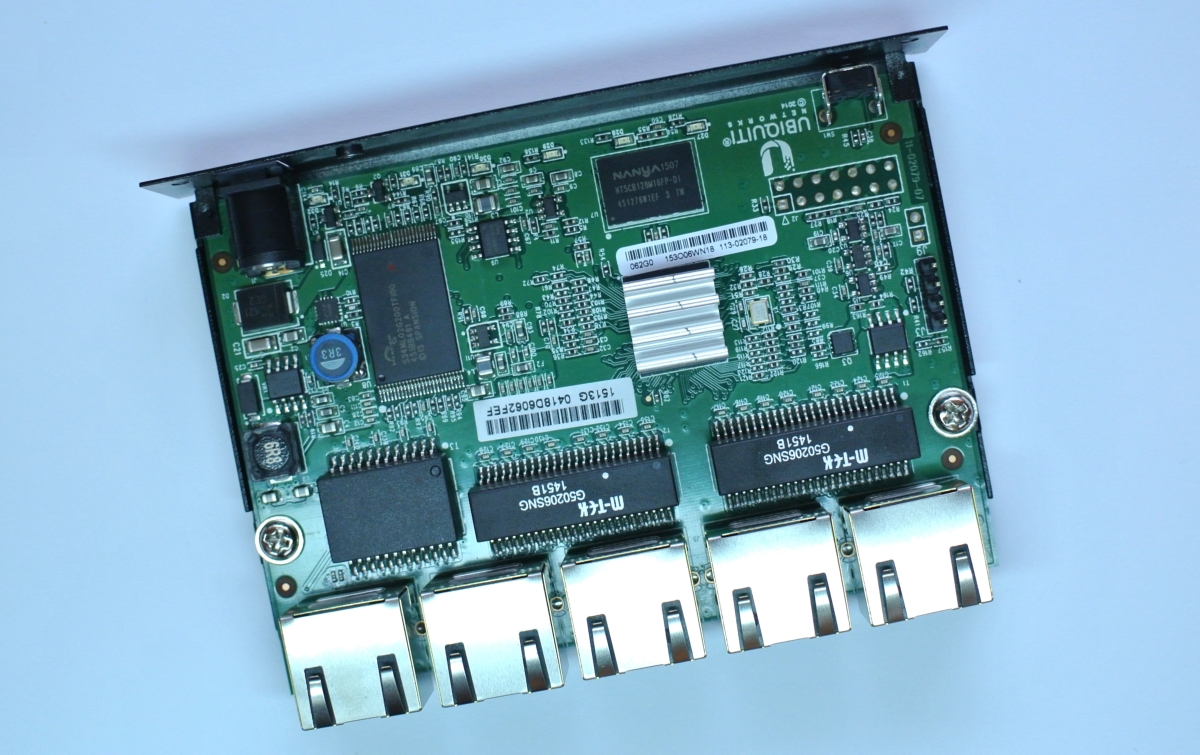 EdgeRouter X (ER-X) вид на системную плату 