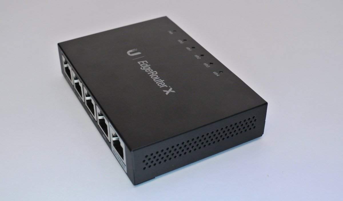 EdgeRouter X (ER-X) вид на боковую панель и префорацию 