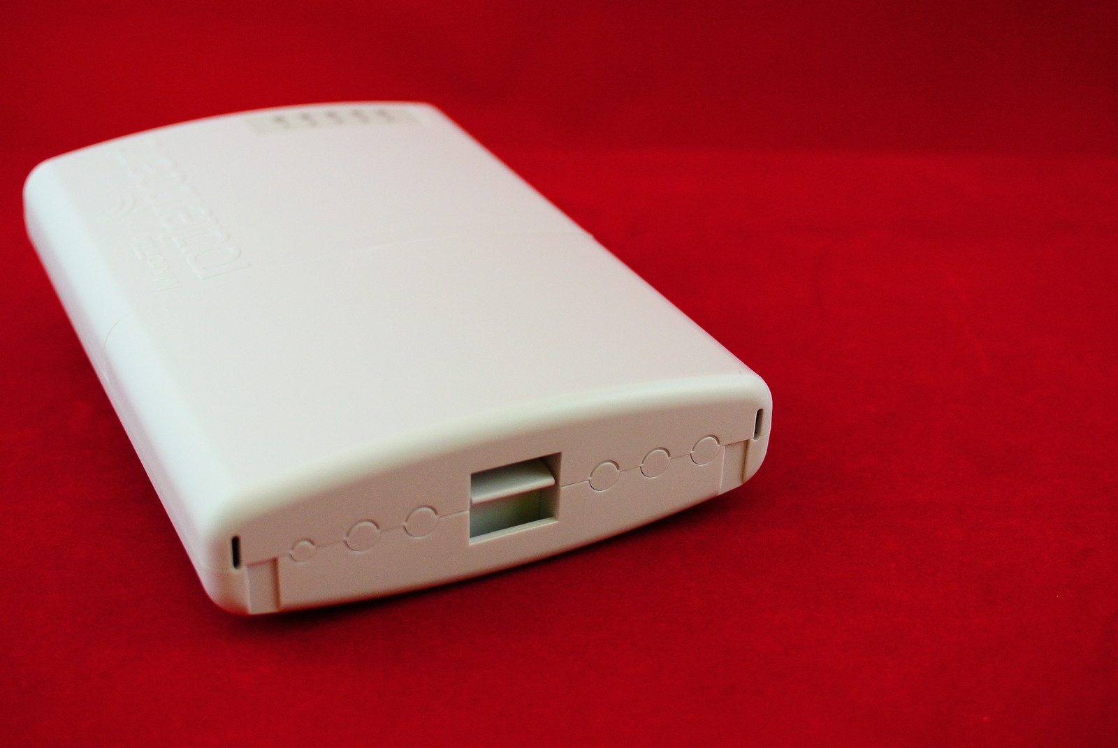 PowerBox вид на отверстия для кабеля, нужно выдавливать 