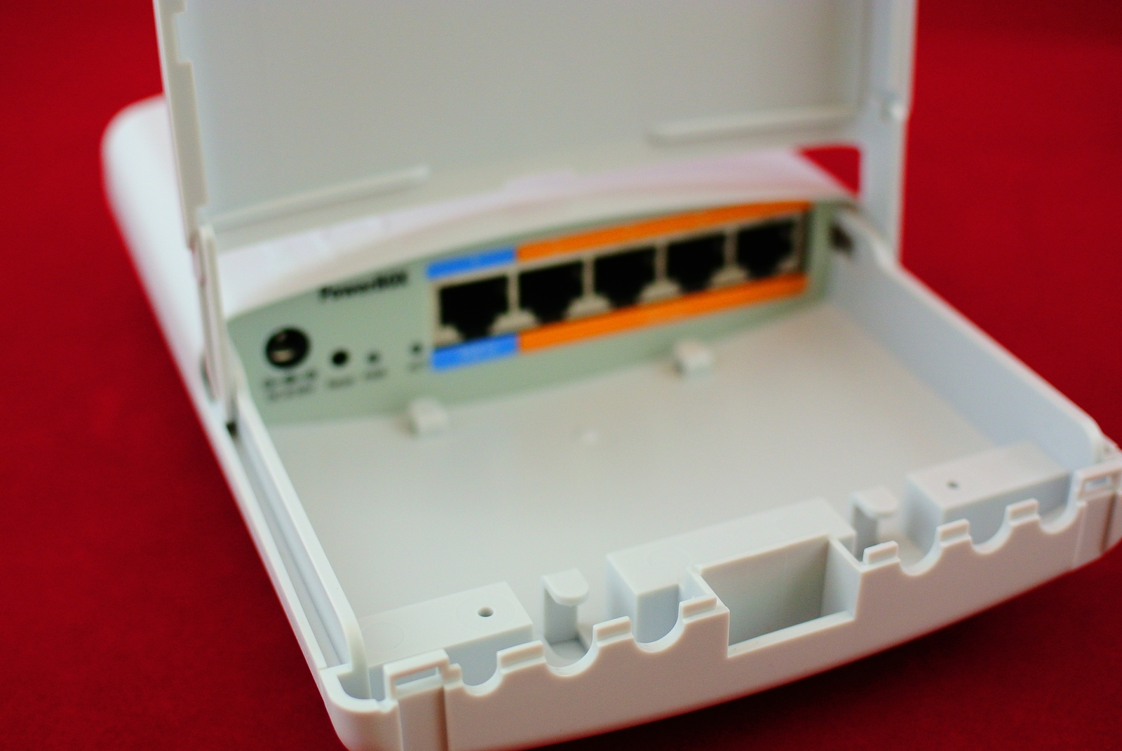 PowerBox водонепроницаемость, вид с открытой крышкой 