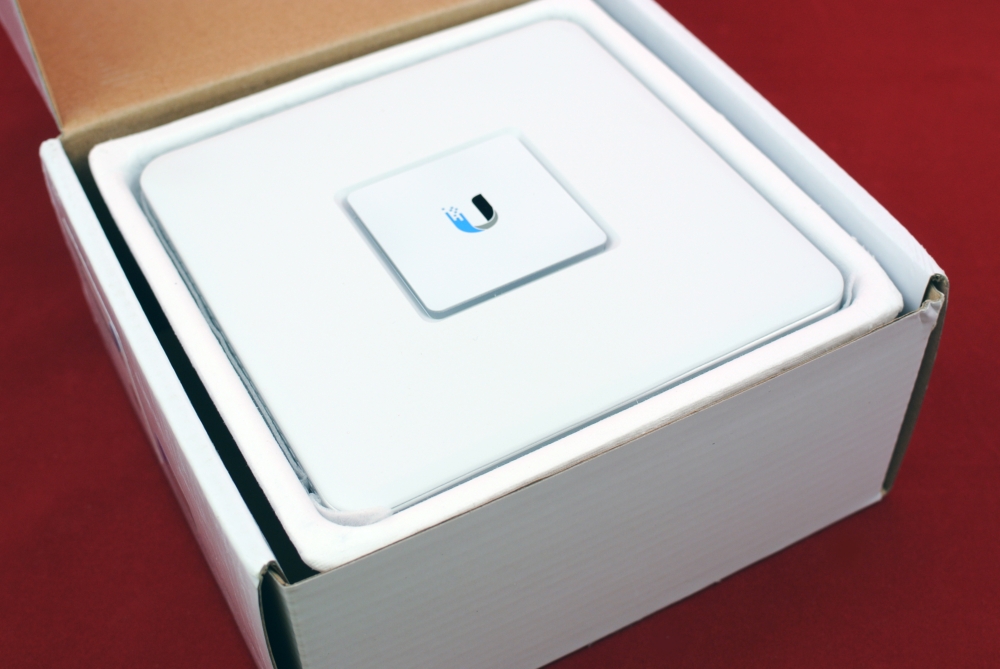 UniFi Security Gateway в коробке (комплектация)