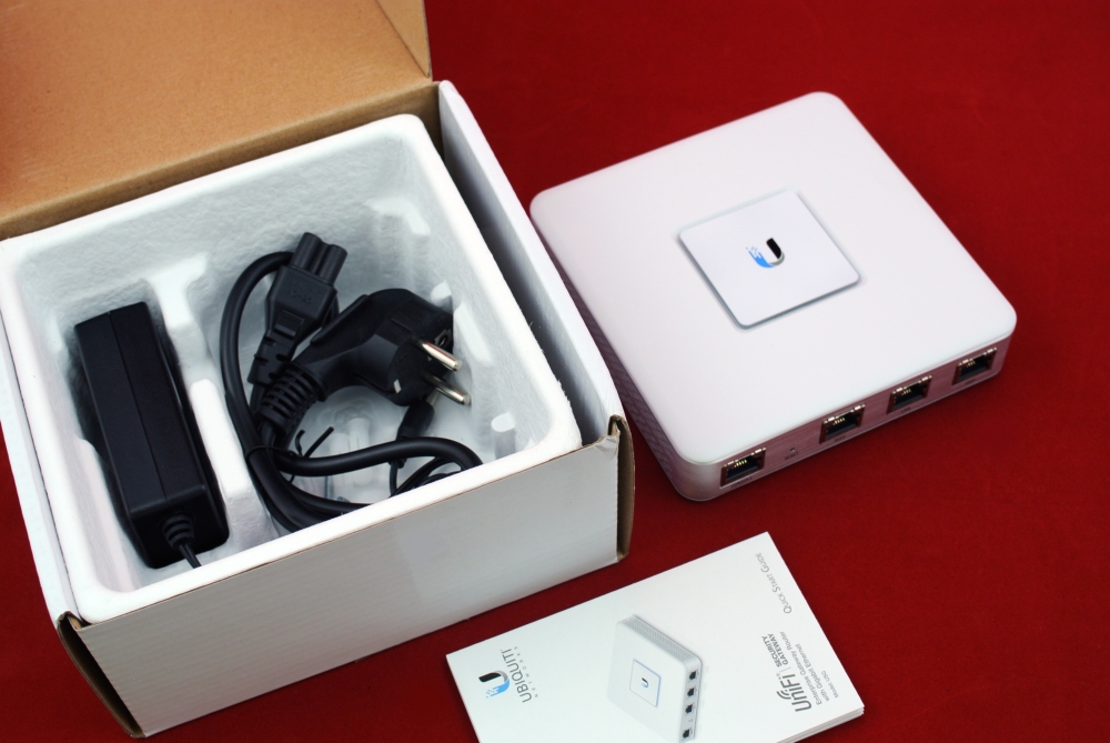 UniFi Security Gateway в коробке вид на дополнительные устройства