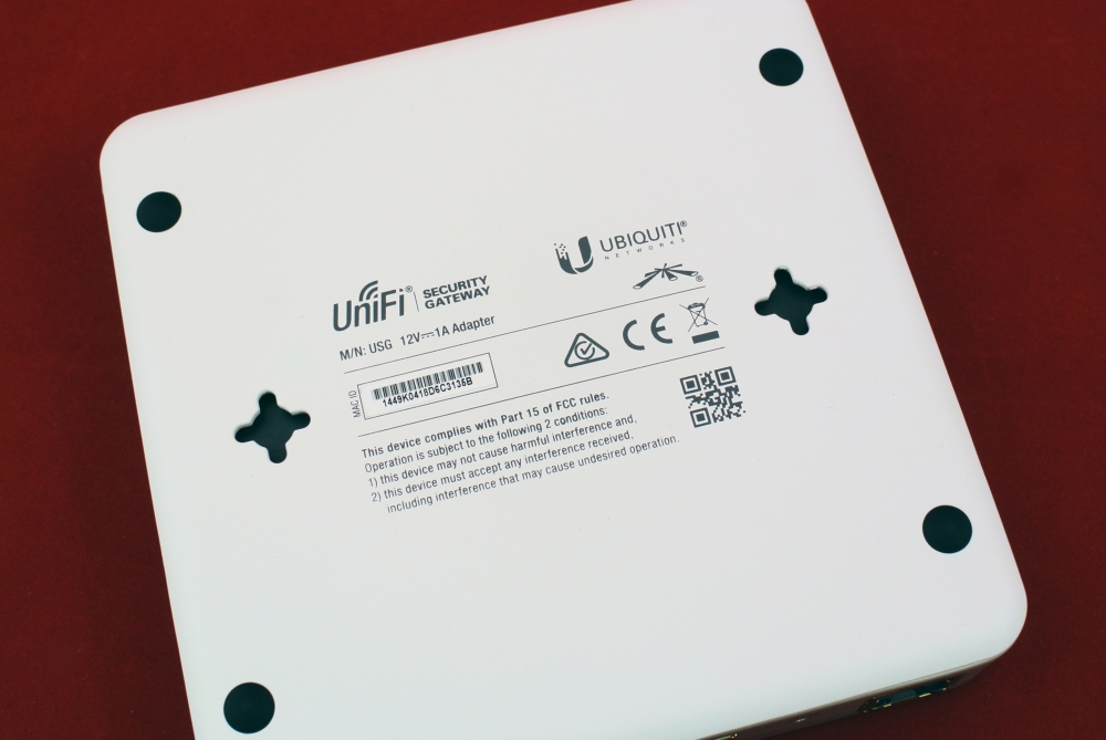UniFi Security Gateway вид снизу на крепление к стене 