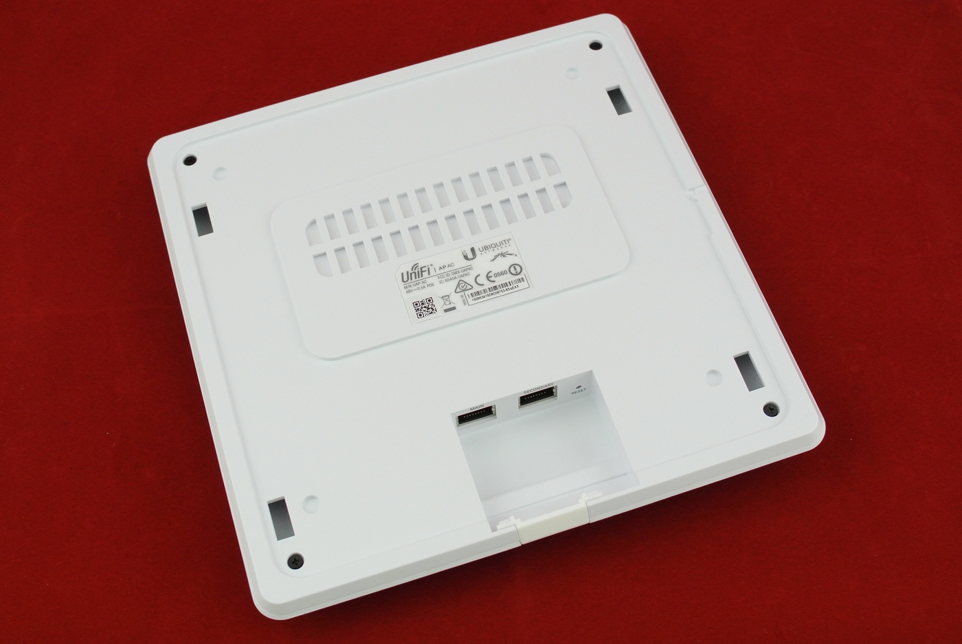 UniFi AP-AC вид сзади на порты подключения 