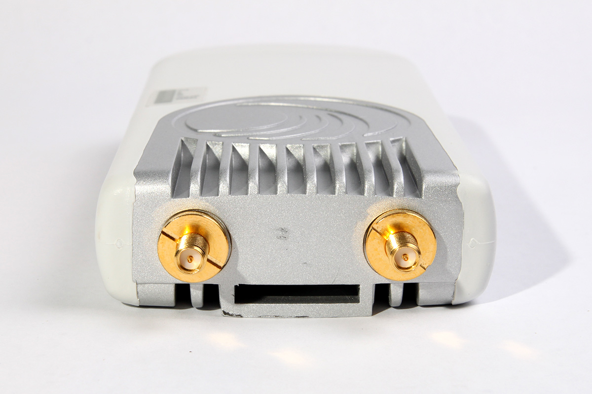 Задній вид ePMP-1000 GPS Sync Вид сзади ePMP-1000 GPS Sync