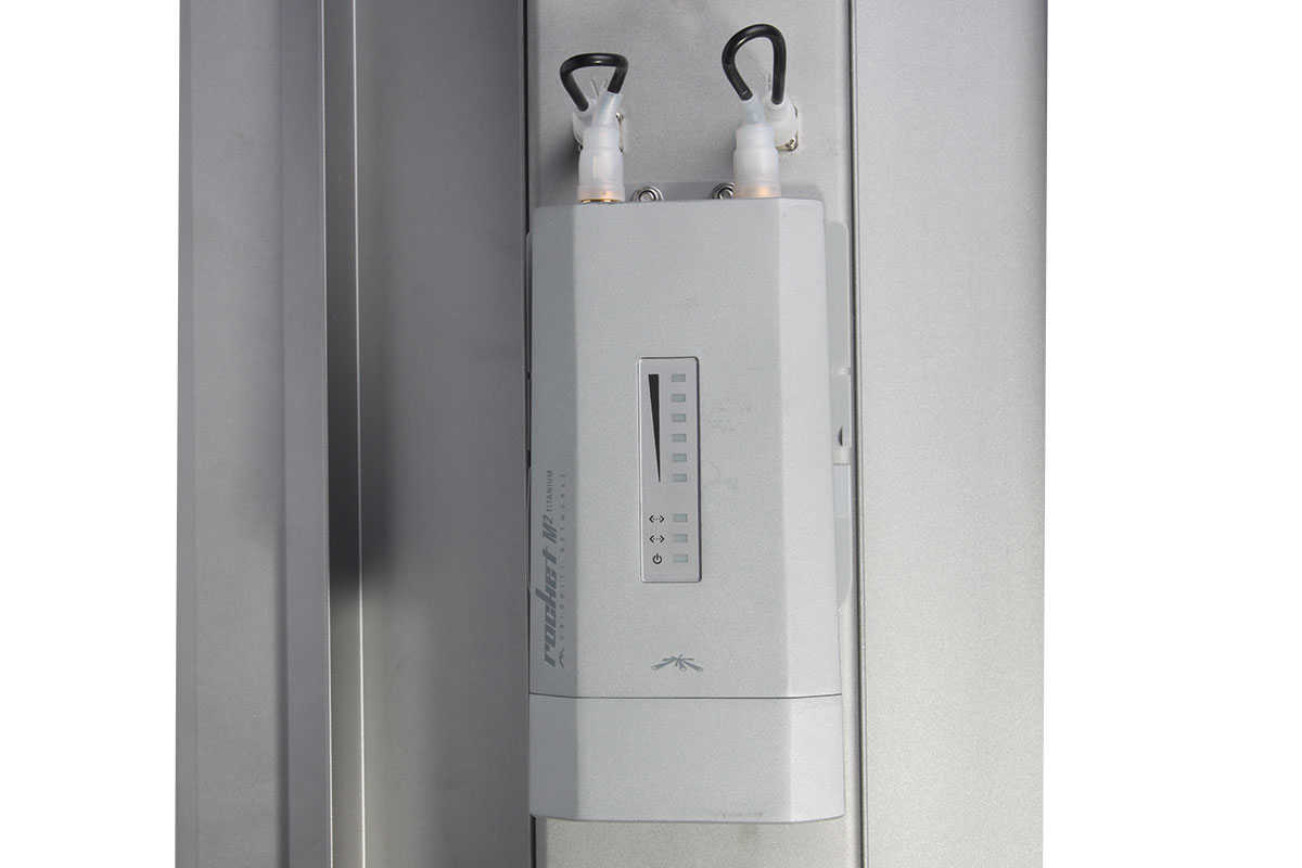 Ubiquiti Rocket M2 Titanium - кріплення на антені Ubiquiti Rocket M2 Titanium - крепление на антенне