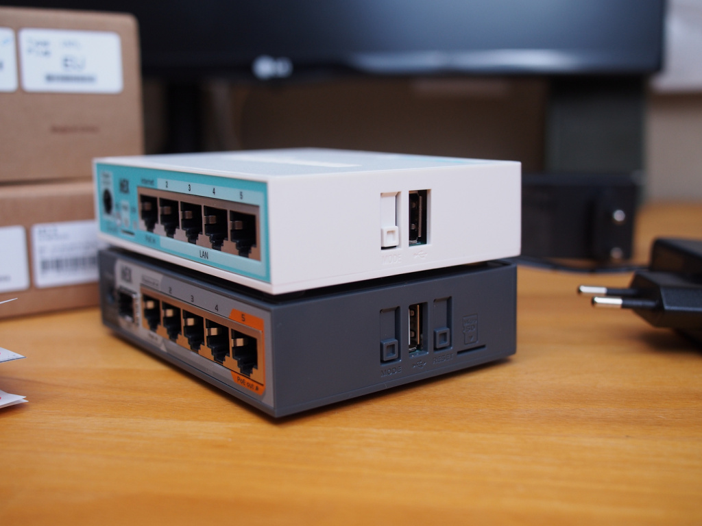 mikrotik_rb760igs_hex-s_compare_to_rb750gr3_hex_pic8_usb_microsd_interfaces.JPG
