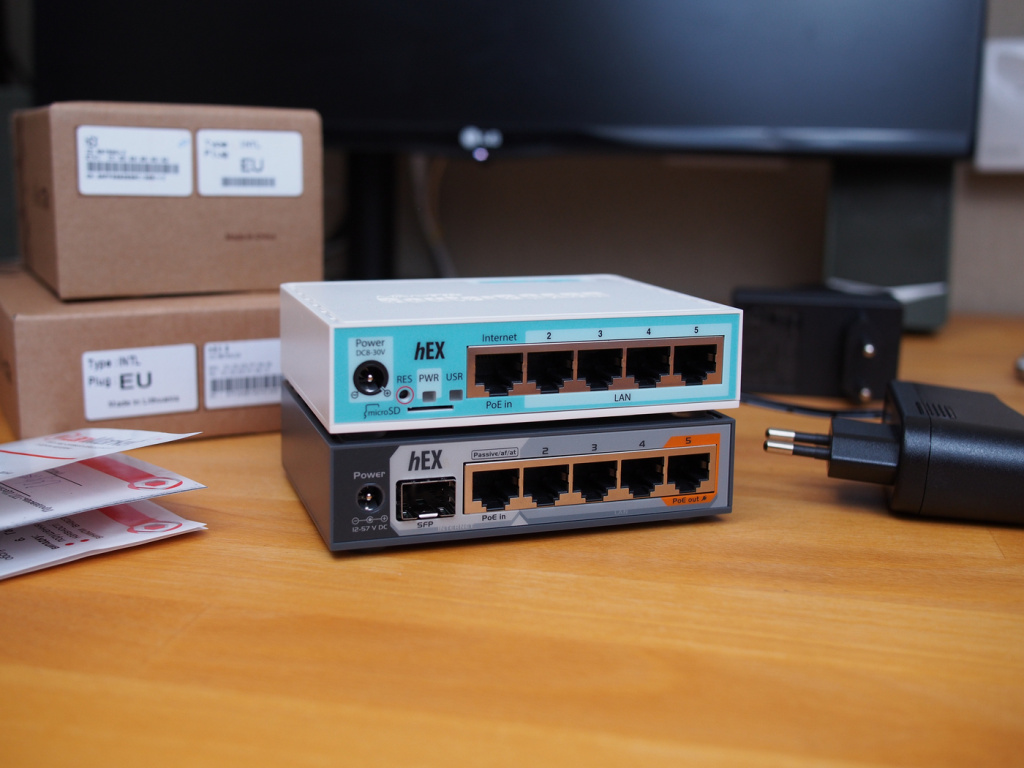 mikrotik_rb760igs_hex-s_compare_to_rb750gr3_hex_pic6_front.JPG