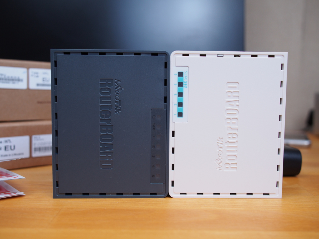 mikrotik_rb760igs_hex-s_compare_to_rb750gr3_hex_pic9_leds.JPG