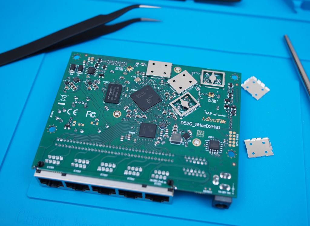 hap_ac2_RBD52G-5HacD2HnD-TC_pic16_wlan.JPG