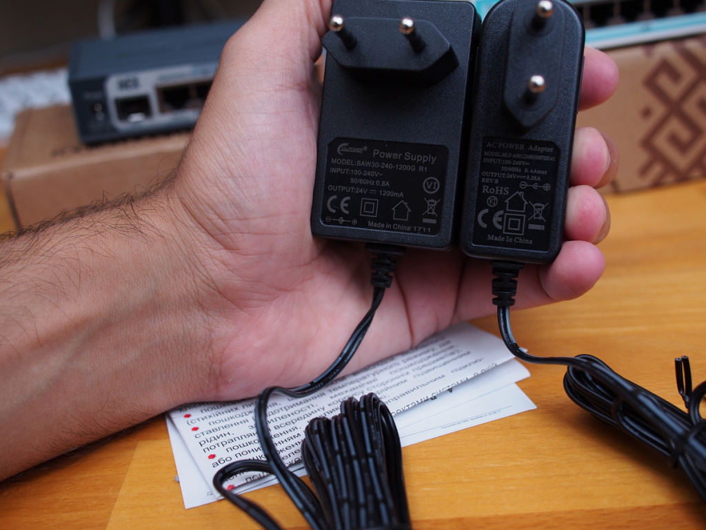 mikrotik_rb760igs_hex-s_compare_to_rb750gr3_hex_pic5_power_supply.JPG