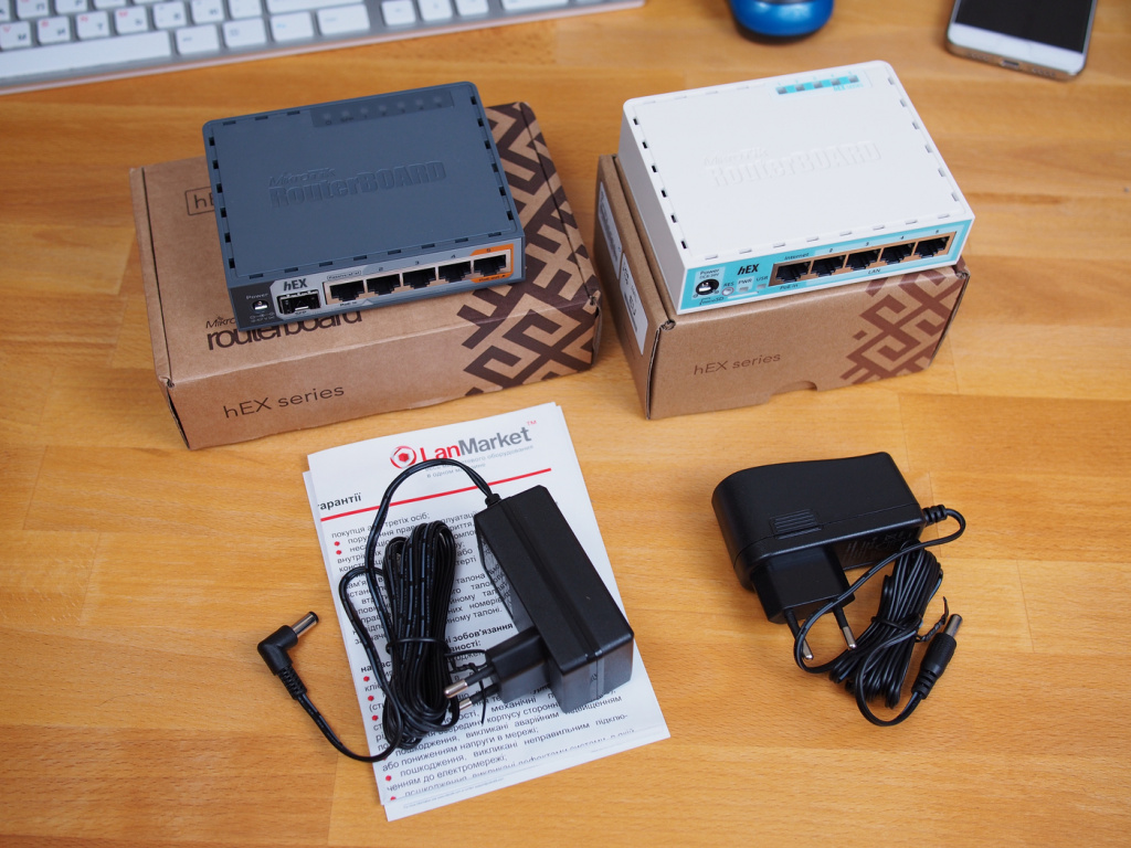 mikrotik_rb760igs_hex-s_compare_to_rb750gr3_hex_pic4_accessories.JPG