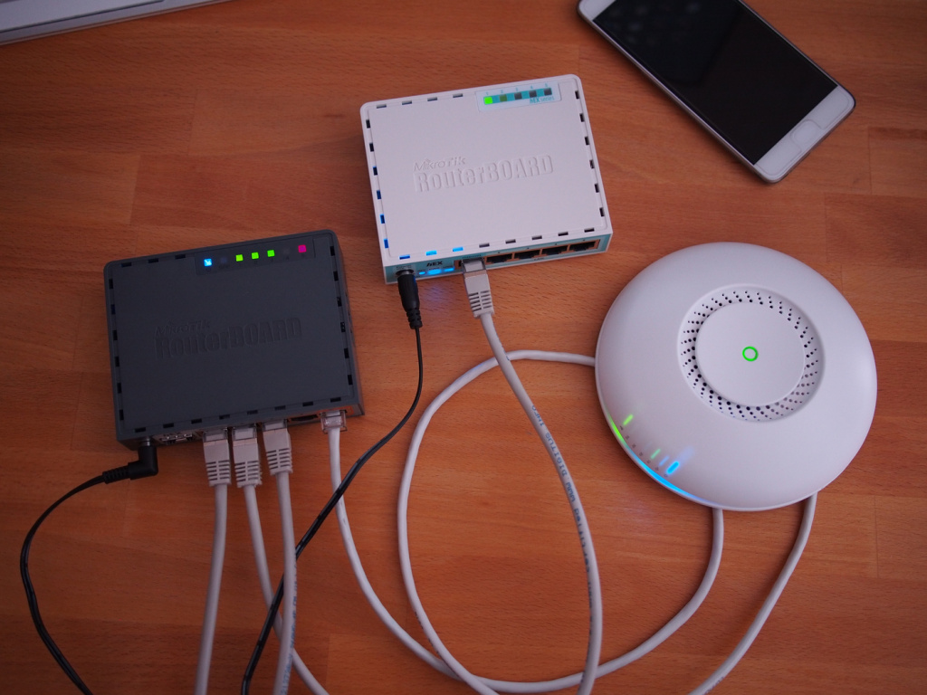 mikrotik_rb760igs_hex-s_compare_to_rb750gr3_hex_pic17_powering_cap_ac.JPG