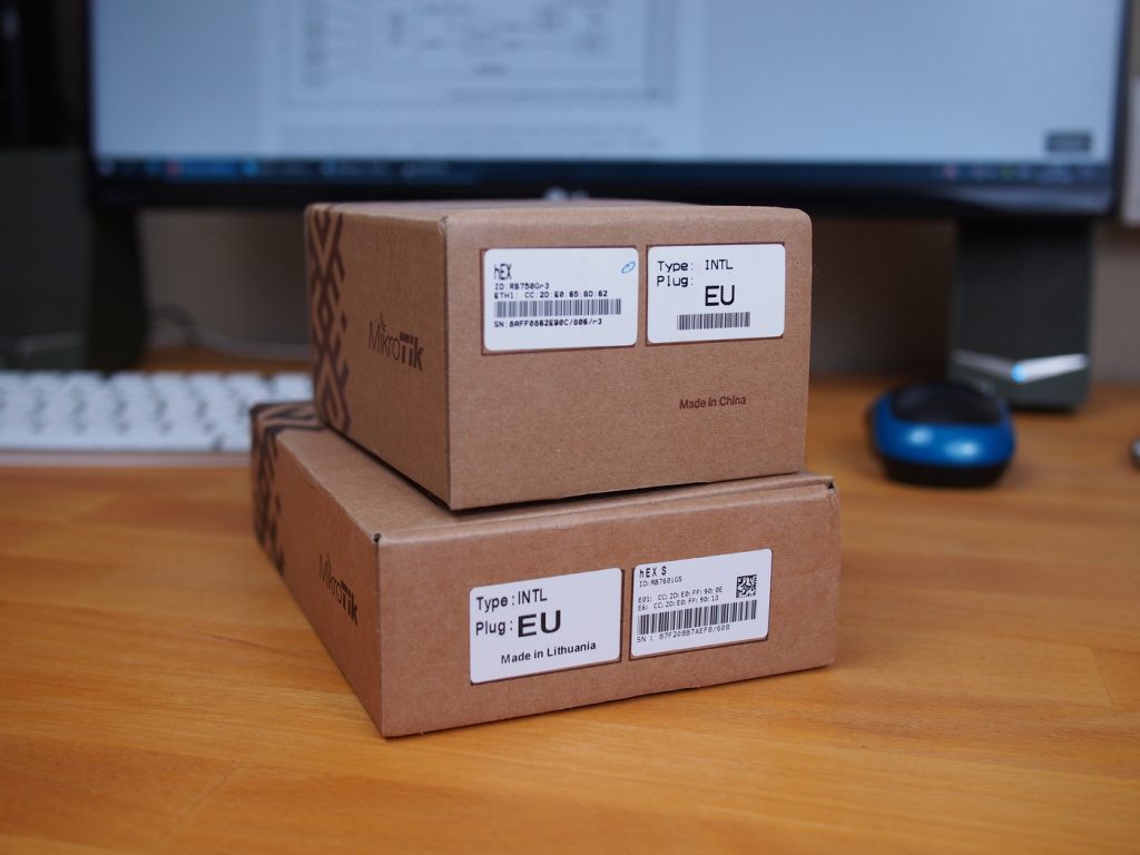 mikrotik_rb760igs_hex-s_compare_to_rb750gr3_hex_pic2_boxes.JPG