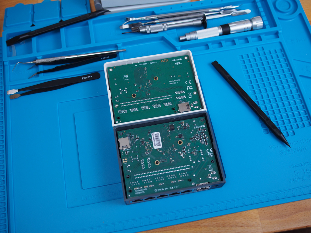 mikrotik_rb760igs_hex-s_compare_to_rb750gr3_hex_pic11_hardware.JPG