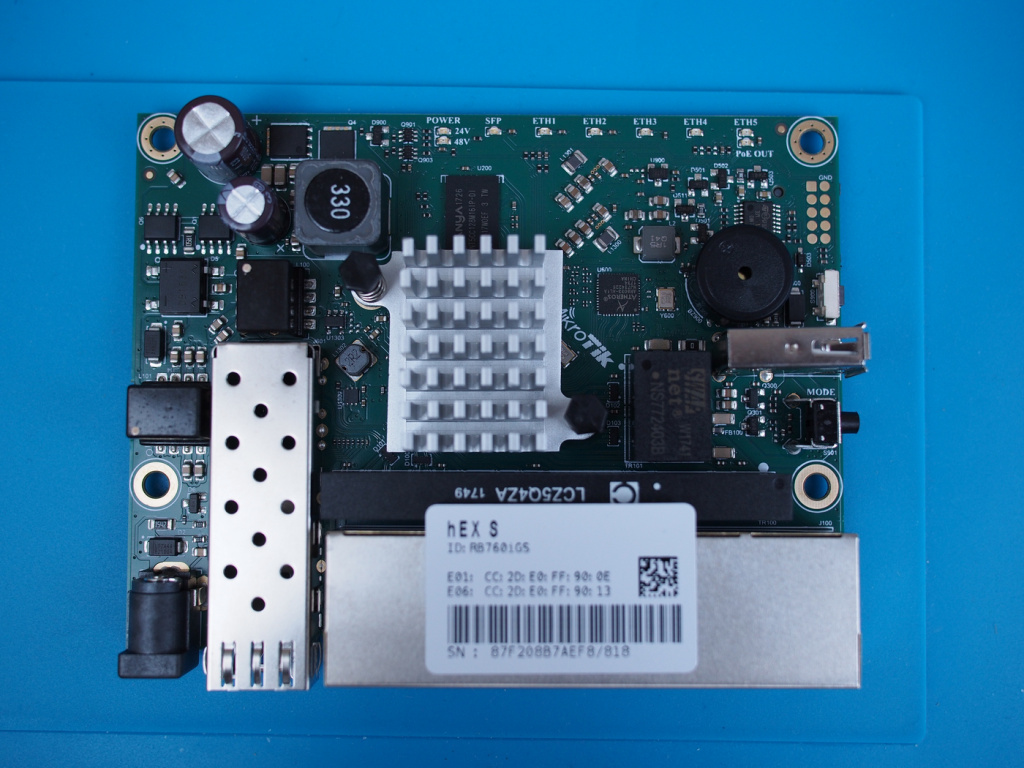 mikrotik_rb760igs_hex-s_compare_to_rb750gr3_hex_pic14_hardware_top.JPG