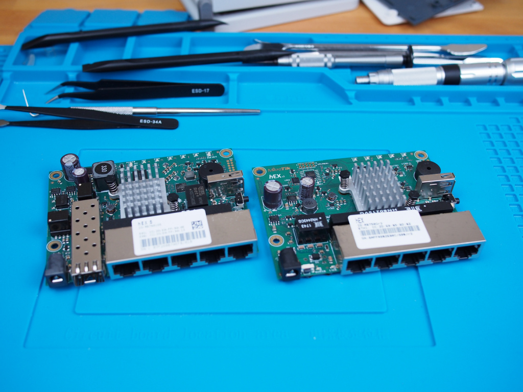 mikrotik_rb760igs_hex-s_compare_to_rb750gr3_hex_pic16_hardware_top.JPG
