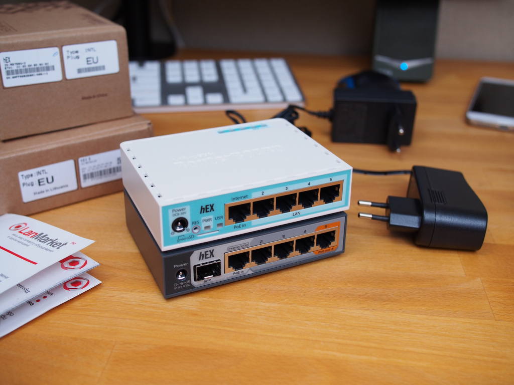 mikrotik_rb760igs_hex-s_compare_to_rb750gr3_hex_pic7_front.JPG
